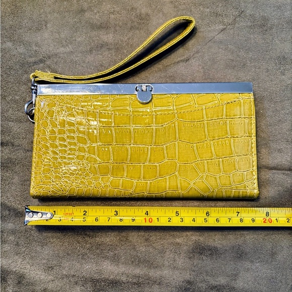 FAUX CROC Chartreuse Clutch Wallet w/ Wristlet Strap Multi-Compartments w/ Zip - Picture 4 of 16